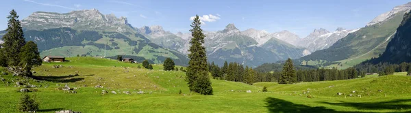 Landelijke uitzicht over Engelberg op Zwitserland — Stockfoto