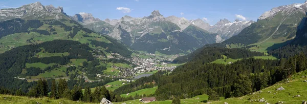 Vista na aldeia de Engelberg na Suíça — Fotografia de Stock
