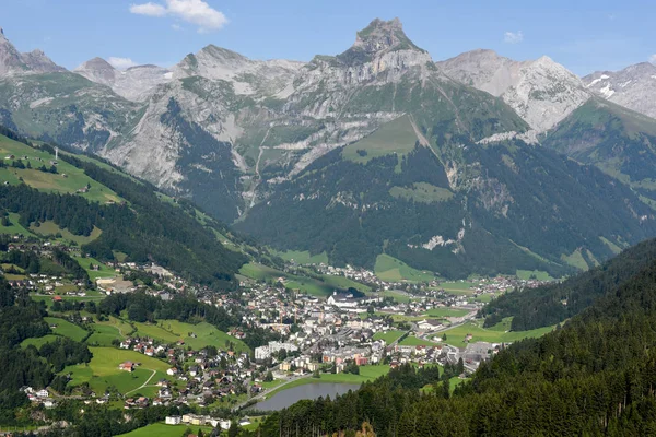 Vista en el pueblo de Engelberg en Suiza — Foto de Stock