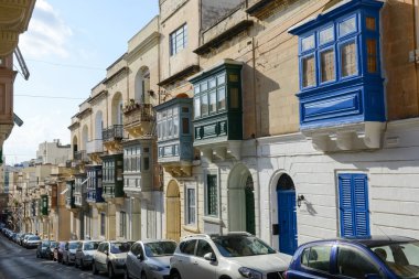 Geleneksel Malta renkli ahşap balkonda Sliema m