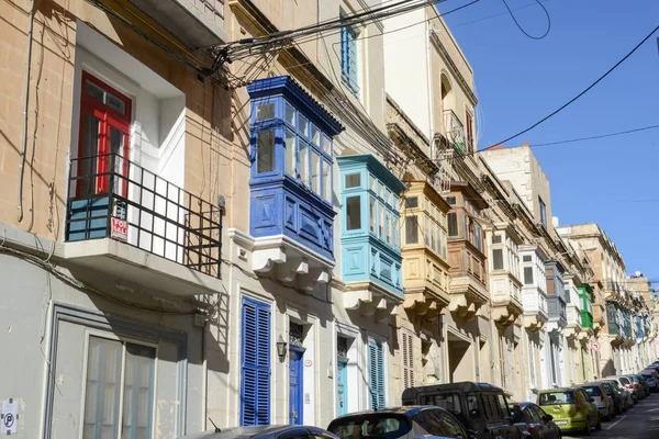 I tradizionali balconi in legno colorato maltese a Sliema su M — Foto Stock