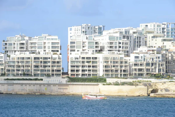 Edificios residenciales modernos en Sliema en Malta — Foto de Stock