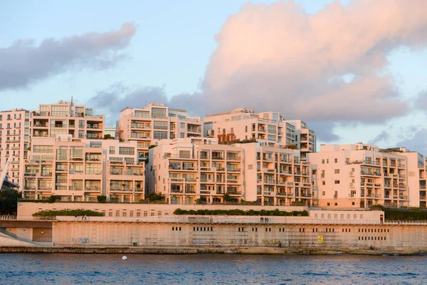 Edificios residenciales modernos en Sliema en Malta — Foto de Stock