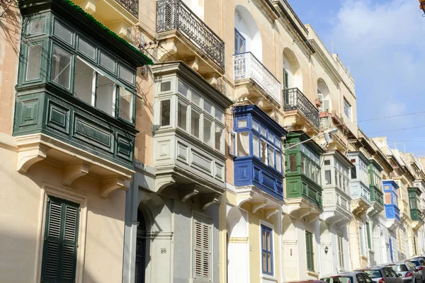 Tradiční maltský barevnými dřevěnými balkony v Sliemě, Mal — Stock fotografie