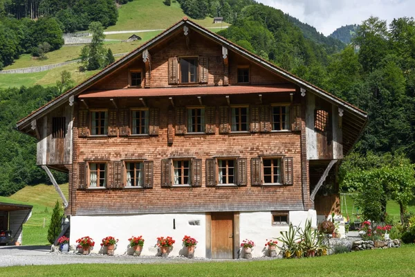 Chalet tradicional de madera en Engelberg en los Alpes suizos — Foto de Stock