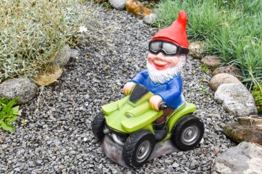 Sürüş Quad bisiklet bir Bahçe Bahçe gnome