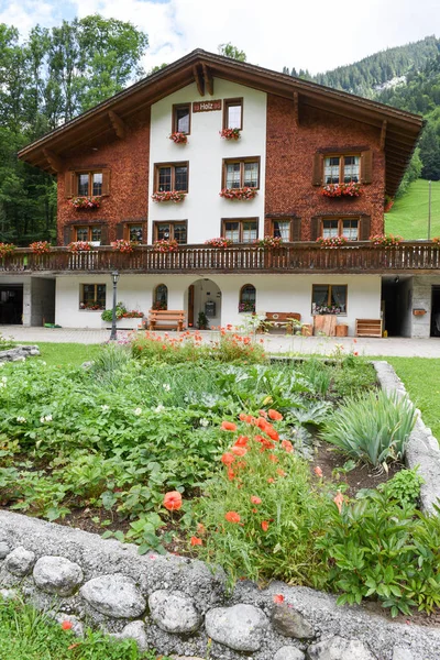 Engelberg İsviçre Alpleri üzerinde geleneksel ahşap dağ evi