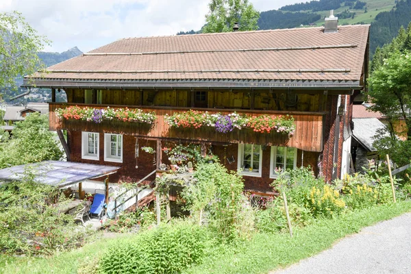 Chalet tradizionale in legno a Engelberg sulle Alpi svizzere — Foto Stock