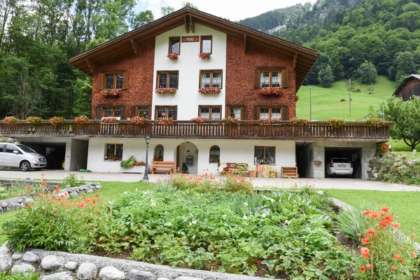 Chalet tradizionale in legno a Engelberg sulle Alpi svizzere — Foto Stock