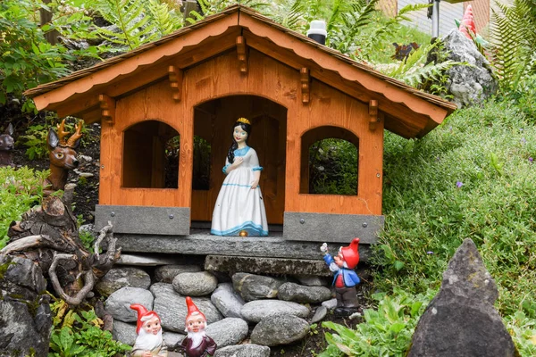 Blancanieves y enanos en un jardín de una casa — Foto de Stock