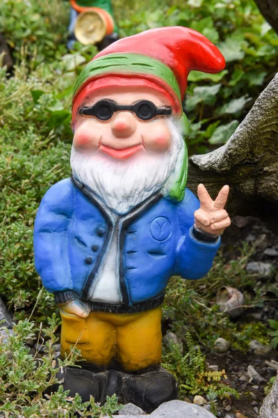 Zahrada gnome v zahradě domu na Engelberg — Stock fotografie