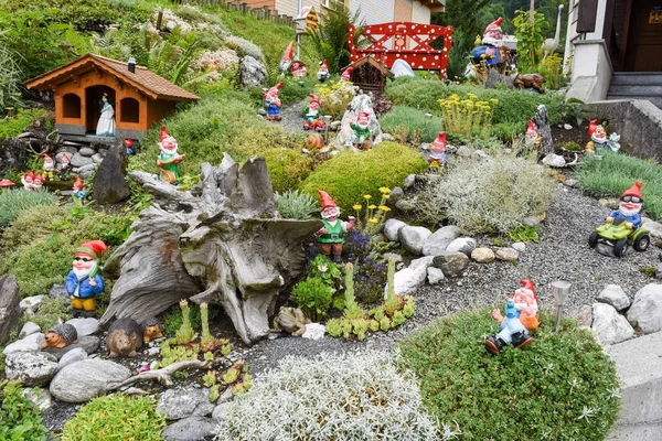 Gnomos de jardim em um jardim de uma casa em Engelberg — Fotografia de Stock