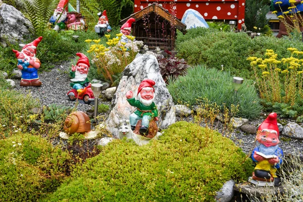 Gnomos de jardim em um jardim de uma casa em Engelberg — Fotografia de Stock