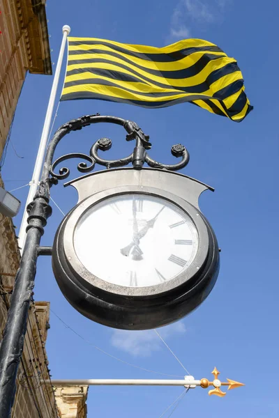 Orologio stradale di città vecchia su una parete di casa di Vittoria — Foto Stock