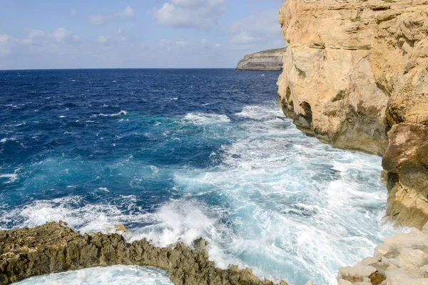 ゴゾ島、マルタで Azure ウィンドウを行方不明に近い岩の海岸. — ストック写真