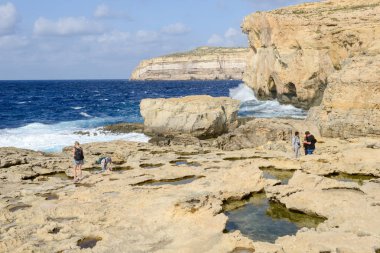 Azure pencere Gozo Adası, Malta eksik yakın kayalık sahil.