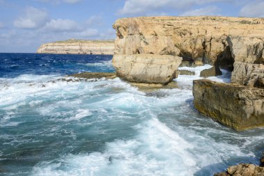 Azure pencere Gozo Adası, Malta eksik yakın kayalık sahil.