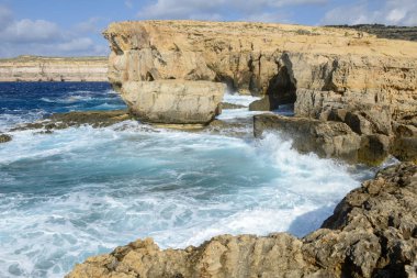 Azure pencere Gozo Adası, Malta eksik yakın kayalık sahil.