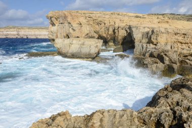 Azure pencere Gozo Adası, Malta eksik yakın kayalık sahil.