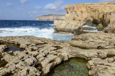 Azure pencere Gozo Adası, Malta eksik yakın kayalık sahil.