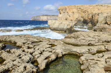 Azure pencere Gozo Adası, Malta eksik yakın kayalık sahil.