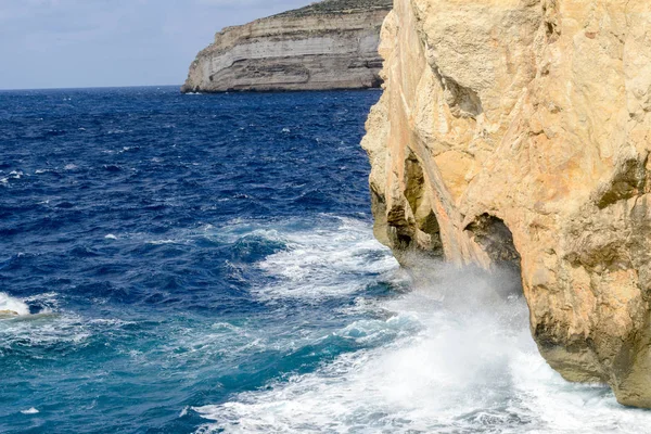 La costa rocosa cerca de la ventana azul perdida en la isla de Gozo, Malta . — Foto de Stock