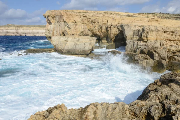 Skaliste wybrzeża w pobliżu brakuje Azure Window na wyspie Gozo, Malta. — Zdjęcie stockowe