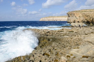 Azure pencere Gozo Adası, Malta eksik yakın kayalık sahil.