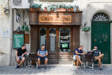 İnsanlar bir kafe Victoria Gozo Adası üzerinde içme