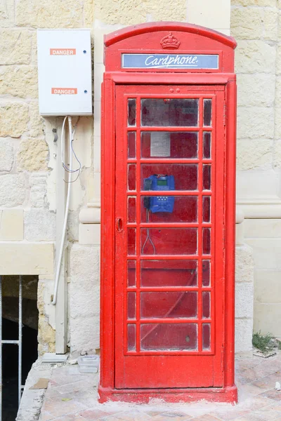Cabina telefonica rossa a Victoria nell'isola di Gozo, Malta — Foto Stock