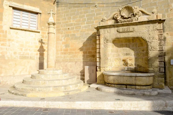 Ancienne fontaine au centre de Victoria sur l'île de Gozo — Photo