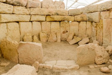 Malta Adası üzerinde bulunan Hagar Qim tapınak kompleksi