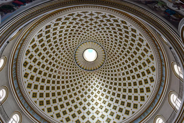 El interior de la cúpula de la iglesia de Mosta en Malta — Foto de Stock