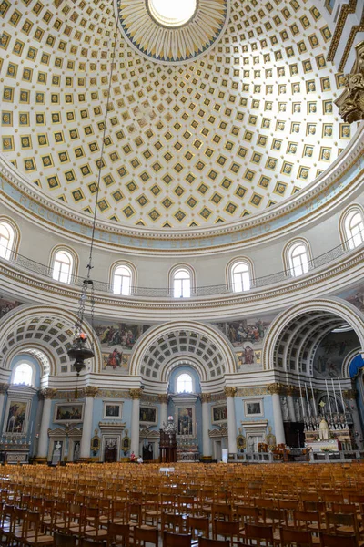 Das Innere der Kuppel in der Mosta-Kirche auf Malta — Stockfoto