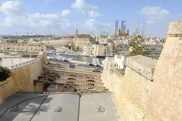 До історичного міста з Біргіт (Vittoriosa), Мальта — стокове фото