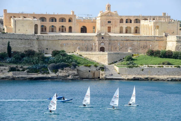 Регата Вітрильники перед Форт Маноель на Мальті — стокове фото