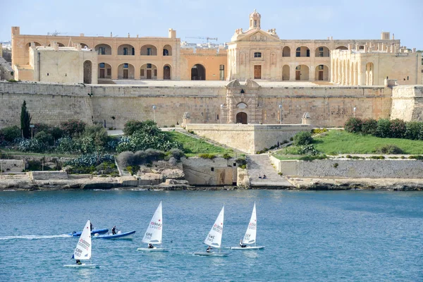 Регата Вітрильники перед Форт Маноель на Мальті — стокове фото