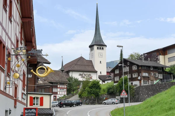 Pueblo de Spiringen en el cantón Uri en los Alpes suizos — Foto de Stock