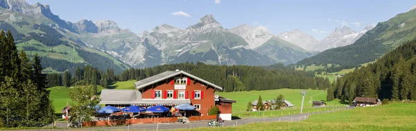 Restaurante sobre Engelberg nos Alpes Suíços — Fotografia de Stock