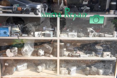 Battambang Kamboçya üzerinde bir kamera tamir dükkanında vitrin