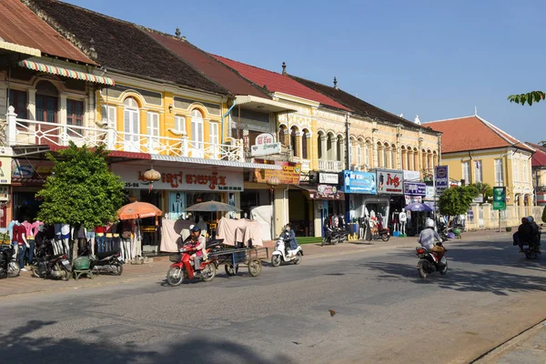 Fench-Kolonialhäuser am Battambang in Kambodscha — Stockfoto