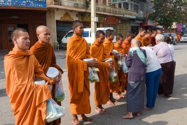Rahipler gıda: Battambang Cambodia üzerinde toplama sırasında