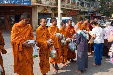 Rahipler gıda: Battambang Cambodia üzerinde toplama sırasında