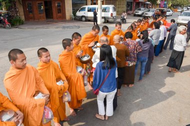 Rahipler gıda: Battambang Cambodia üzerinde toplama sırasında