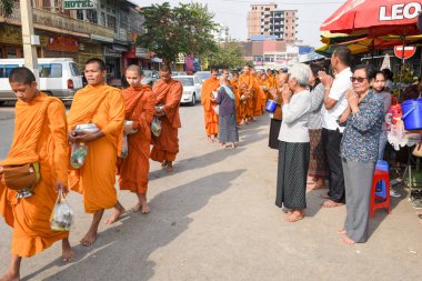 Rahipler gıda: Battambang Cambodia üzerinde toplama sırasında
