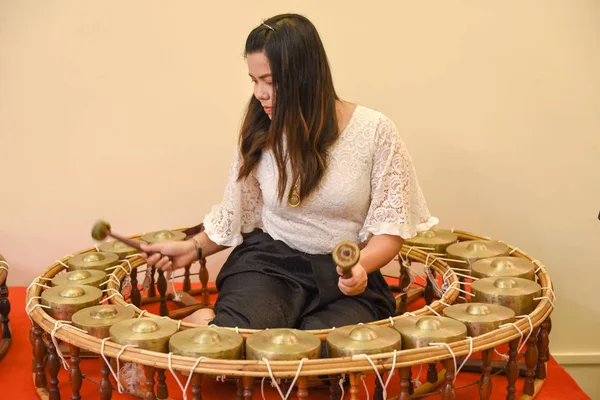 Girl playing traditional percussion at Battambang on Cambodia — Stock Photo, Image