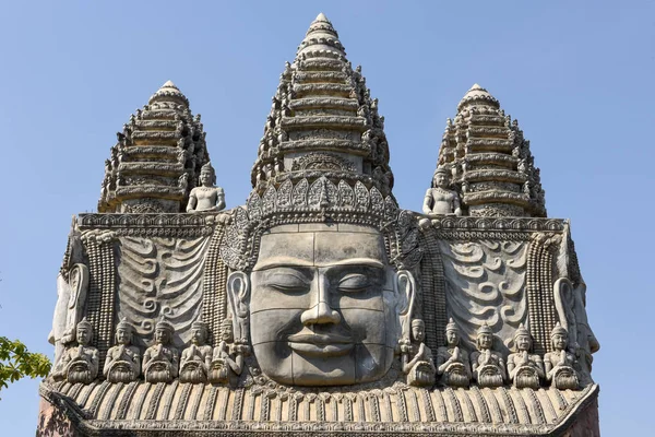 A entrada para Wat Sangker em Battambang no Camboja — Fotografia de Stock