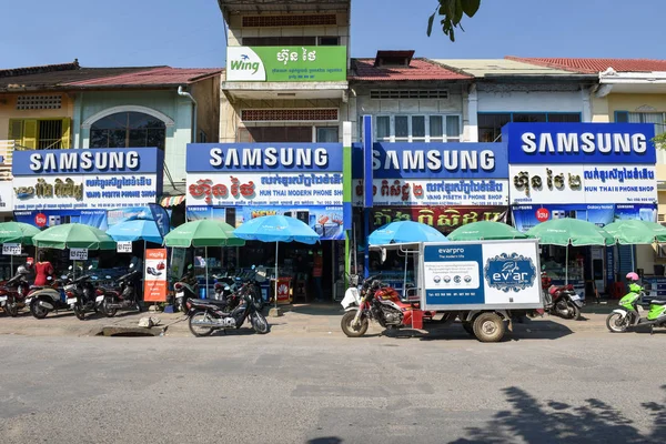 Zaunhäuser im Kolonialstil mit Werbebanner am Battambang auf — Stockfoto