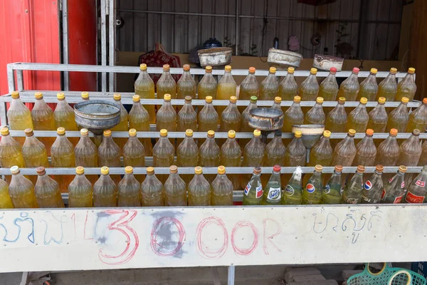 バッタンバンでカンボジアのガソリン スタンドで燃料を使ったプラスチック ボトル — ストック写真
