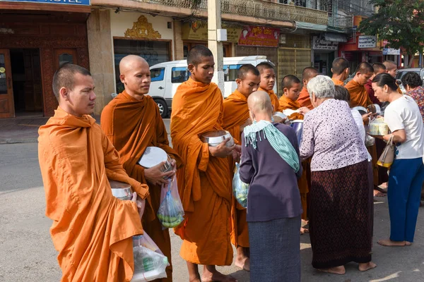 Monjes durante la reunión de alimentos en Battambang en Camboya — Foto de Stock